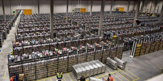 Le centre de logistique d'Amazon à Lauwin Planque traite des dizaines de milliers de commandes à l'approche des fêtes.