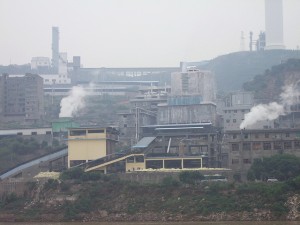 Site industriel au bord du Yangtze, en Chine