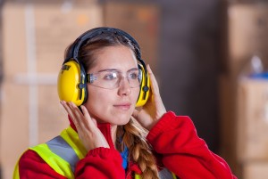 Femme dans la maintenance